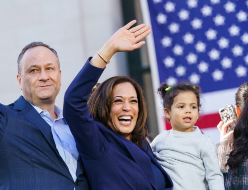 Η Αντιπρόεδρος των ΗΠΑ, Καμάλα Χάρις με τον σύζυγό της Ντάγκλας Έμχοφ και την 2χρονη ανηψιά της Αμάρα Αζάγκου ©Getty Images/ Mason Trinca