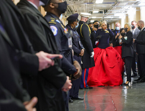 Lady Gaga: Η φούστα που φόρεσε στην ορκωμοσία Μπάιντεν προκάλεσε ποικίλα σχόλια στα social media