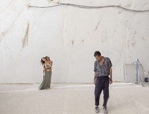 Ο Αντώνης Φωνιαδάκης και οι χορεύτριες Σεβαστή Ζαφείρα, Δέσποινα Λαγουδάκη, στα γυρίσματα του Cashmere Kumquat της Korres