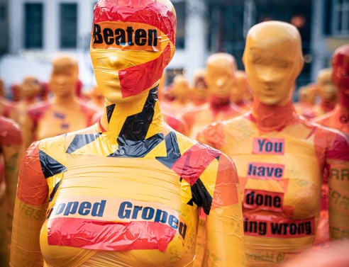 Κούκλες με συνθήματα κατά της βίας κατά των γυναικών