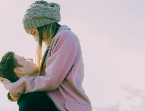 Αγκαλιασμένο ζευγάρι άντρα-γυναίκα