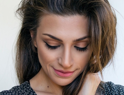 Μελαχρινή γυναίκα με σκυμένο το κεφάλι