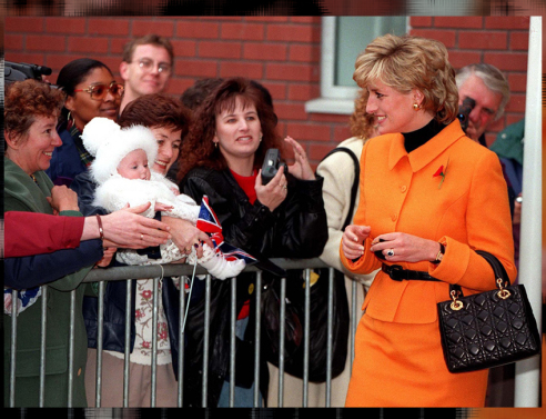 Η Πριγκίπισσα Νταϊάνα με τσάντα Dior