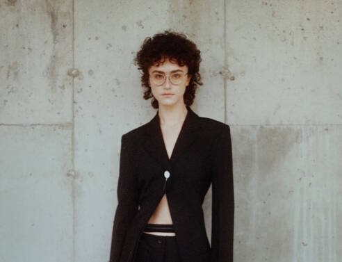 Η Έλα Έμχοφ, κόρη της Κάμαλα χάρις, ντεμπούταρε στην πασαρέλα