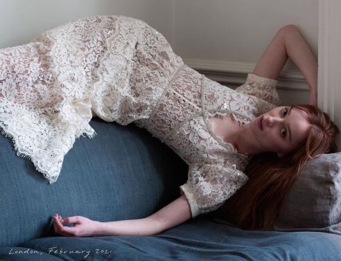 Η Δάφνη του Bridgerton σε καμπάνια α λα Bridgerton