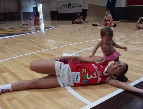 Η Αντονέλα Γκονζάλες και η κόρη της, Μάντι, την οποία η 30χρονη αθλήτρια μπάσκετ θήλασε στο ημίχρονο του αγώνα στην Αργεντινή