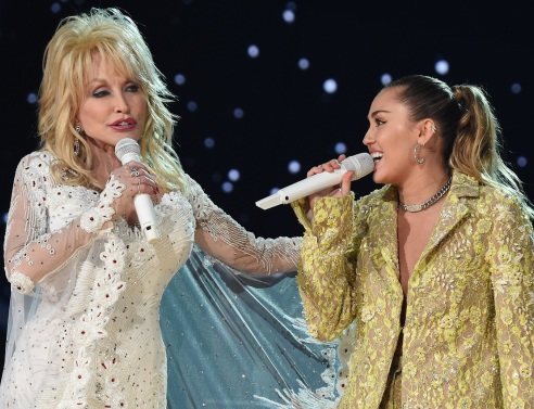 H Dolly Parton με την βαφτιστήρα της Miley Cyrus
