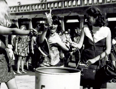 Ασπρόμαυρη φωτογραφία με κοπέλες που καίνε σουτιέν σε σιδερένιο κάδο