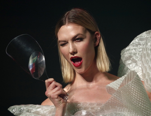 Η Κάρλι Κλος έφερε στον κόσμο το πρώτο της παιδί