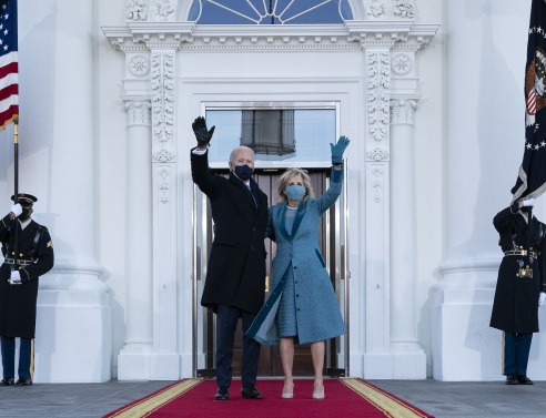 Ο νέος Πρόεδρος των ΗΠΑ Τζον Μπάιντεν και η Πρώτη Κυρία Τζιν Μπάιντεν ©EPA/Alex Brandon / POOL