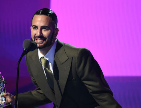 Ο Μαρκ Τζέικομπς δίνει το outifit του εμβολιασμού