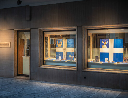 Επετειακή βιτρίνα 25ης Μαρτίου του κοσμηματοπωλείου Πενθερουδάκης στην Αθήνα