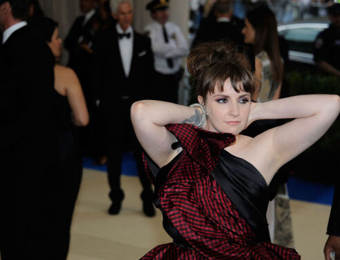 Η Λένα Ντάναμ και η plus size συλλογή ρούχων με την 11 Honoré 