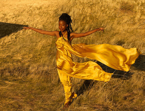 Η ποιήτρια Amanda Gorman ποζάρει για τη Vogue