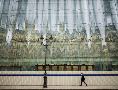 Samaritaine: Η εντυπωσιακή πρόσοψη στο ανακαινισμένο εμβληματικό πολυκατάστημα στο κέντρο του Παρισιού, με τις αντανακλάσεις των απέναντι κτιρίων που αλλάζουν ανάλογα με τη θέση του ήλιου