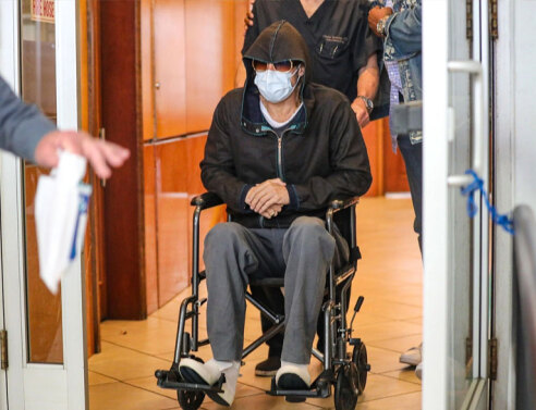 Μπραντ Πιτ - Με σκούφο, γυαλιά ηλίου και μάσκα για τον κορωνοϊό βγήκε με καροτσάκι από το ιατρείο