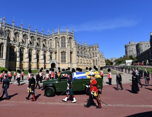 Πρίγκιπας Φίλιππος: Τι συμβολίζει ο ελληνικός σταυρός στη σημαία που σκέπασε το φέρετρο του Δούκα του Εδιμβούργου καθώς συνοδεύτηκε στην τελευταία του κατοικία 