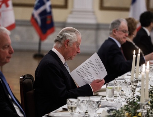 Ο πρίγκιπας Κάρολος κατά το δείπνο στο Προεδρικό Μέγαρο