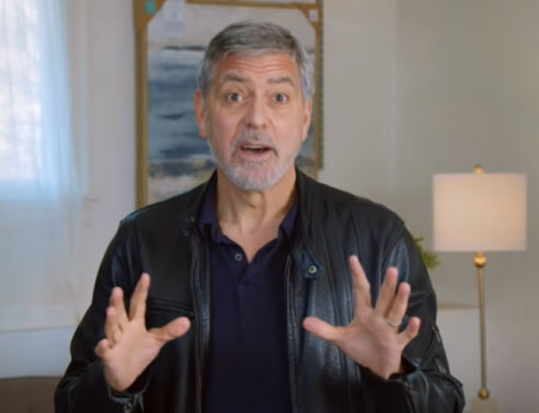 Εμμονικός ο Τζορτζ Κλούνεϊ με τον Μπραντ Πιτ, φτάνει στα όριά του τον συγκάτοικό του, Μπάιρον, εν μέσω καραντίνας για τον κορωνοϊό, στο νέο διαφημιστικό σκετς που πρωταγωνιστεί