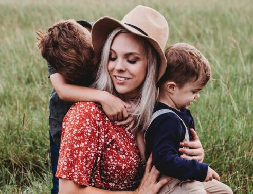 Γυναικα με τα δύο της παιδιά