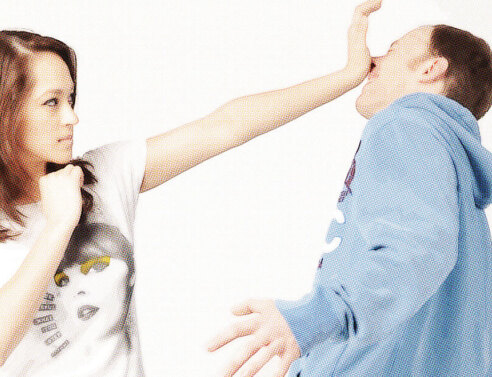 Γυναίκα χτυπάει άνδρα στο πρόσωπο με την παλάμη της