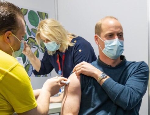 Ο Πρίγκιπας Ουίλιαμ τη στιγμή που λαμβάνει την πρώτη δόση του εμβολίου κατά του κορωνοϊού