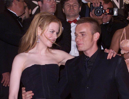 Νικόλ Κίντμαν και Γιούαν ΜακΓκρέγκορ, αποχωρούν από την πρεμιέρα της ταινίας «Moulin Rouge» στις 2 Μαΐου 2001 στις Κάννες 