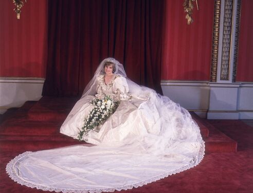 Το νυφικό της Νταϊάνα επιστρέφει στο Παλάτι του Κένσινγκτον