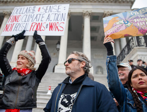 Ο Χοακίν Φοίνιξ σε παράσταση διαμαρτυρίας στην Ουάσινγκτον για την κλιματική αλλαγή