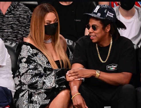 Η Beyoncé στο γήπεδο με δερμάτινα, κρύσταλλα και Louboutin