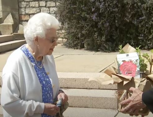 Η βασίλισσα Ελισάβετ και το τριαντάφυλλο για τον πρίγκιπα Φίλιππο