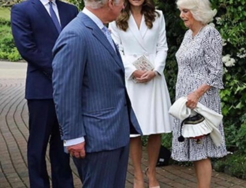 Η δούκισσα της Κορνουάλης να κρατά το πουγκί 1821©Twitter