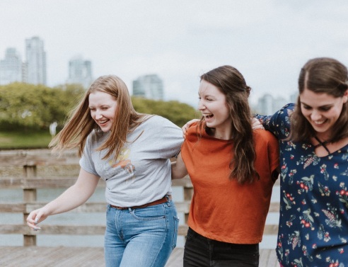 Γυναίκες αγκαλιά γελάνε