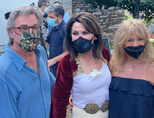 Η Γιάννα Αγγελοπούλου με την Γκόλντι Χον και τον σύζυγος της, Κερτ Ράσελ, στην εκδήλωση για τα εγκαίνια της εικαστικής έκθεσης «Πρώτη Σημαία» στο μοναστήρι του Ευαγγελισμού της Θεοτόκου στη Σκιάθο