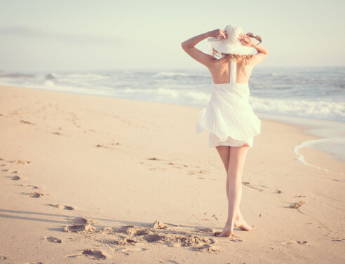 Κοπέλα σε παραλία