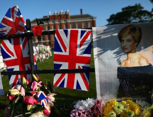Λουλούδια και αφίσες της Νταϊάνα στην πύλη του Κένσιγκτον © EPA/NEIL HALL