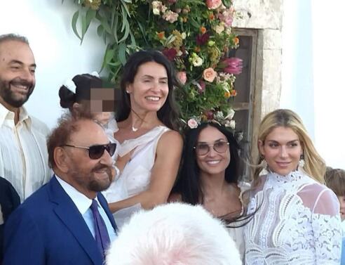 Η Ντέμι Μουρ έγινε νονά στην Κρήτη - Η φωτογραφία με τη νεοφώτιστη και τις συγκουμπάρες της