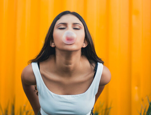 Κορίτσι κάνει τσιχλόφουσκα