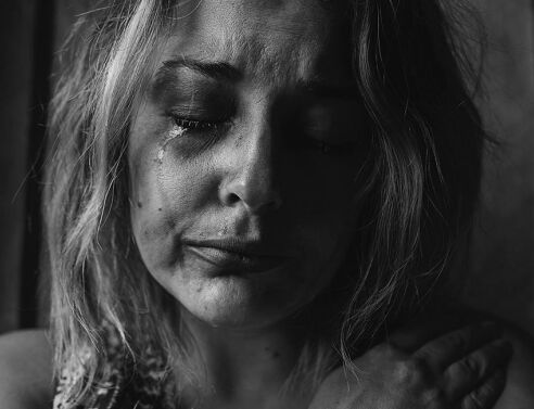 Ασπρόμαυρη φωτογραφία γυναίκας που κλαίει