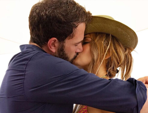 Η Τζένιφερ Λόπεζ, στην αγκαλιά του Μπεν Άφλεκ - Το φιλί για τα γενέθλιά της που άναψε «φωτιές» στο Instagram