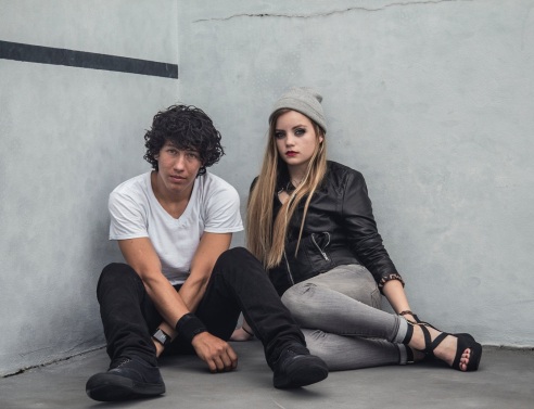 Άντρας και γυναίκα καθισμένοι στο πάτωμα