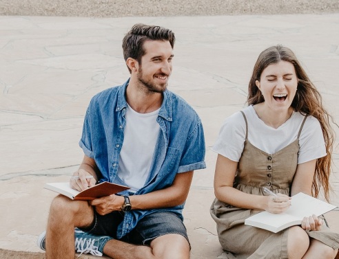 Άντρας και γυναίκα γελούν