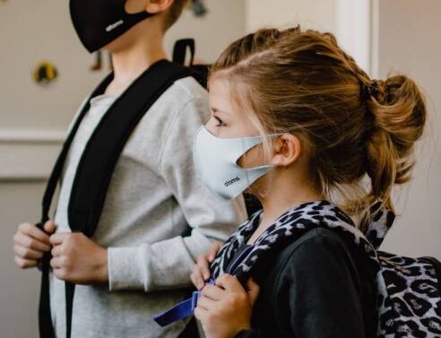 Παιδιά που ετοιμάζονται για το σχολείο