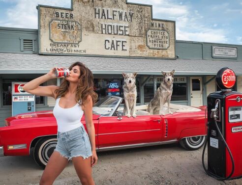 Η Σίντι Κρόφορντ επιστρέφει στο 1992 για καλό σκοπό