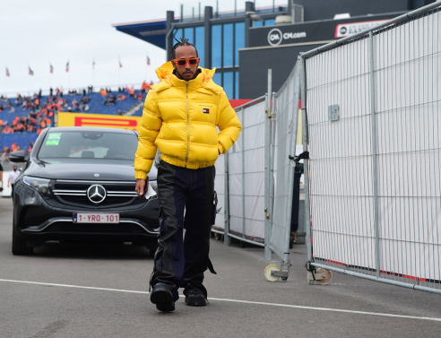 Ο 7 φορές Παγκόσμιος Πρωταθλητής της Formula One™, Lewis Hamilton, φόρεσε Tommy Hilfiger στο Ολλανδικό Grand Prix 2021.