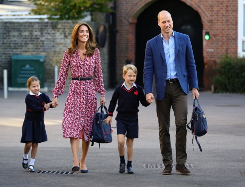 Ο πρίγκιπας Γεώργιος και η πριγκίπισσα Σάρλοτ φτάνουν πρώτη μέρα στο σχολείο, συνοδευόμενοι από τους γονείς τους Δούκα και Δούκισσα του Κέιμπριτζ, 2019