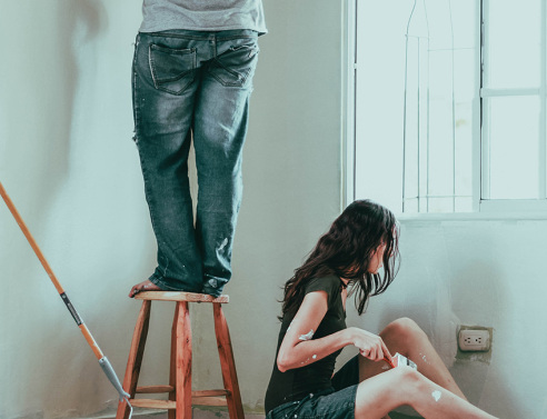 Ζευγάρι φτιάχνει το σπίτι του