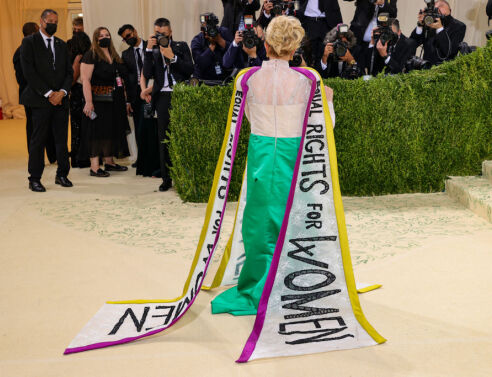 5 σύνολα με κοινωνικό μήνυμα στο φετινό Met Gala