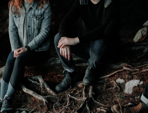 Άντρας και γυναίκα καθιστοί