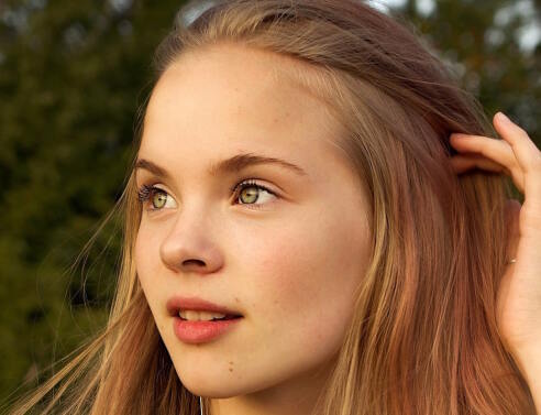 Πώς να λειάνετε τις ρυτίδες στο μέτωπο με 4 απλές κινήσεις